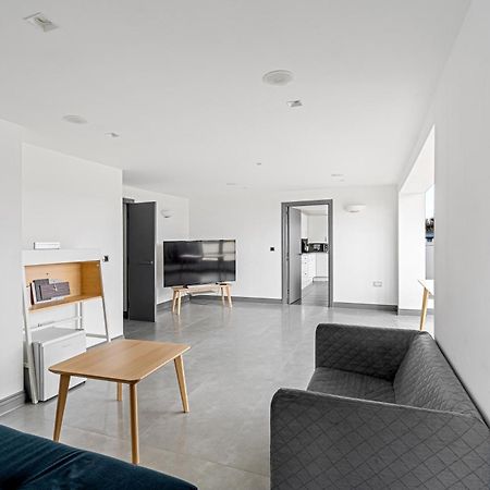 צ'למספורד Long Letting - Luxurious 3 Bedroom Penthouse In City Centre - Parking Included! מראה חיצוני תמונה