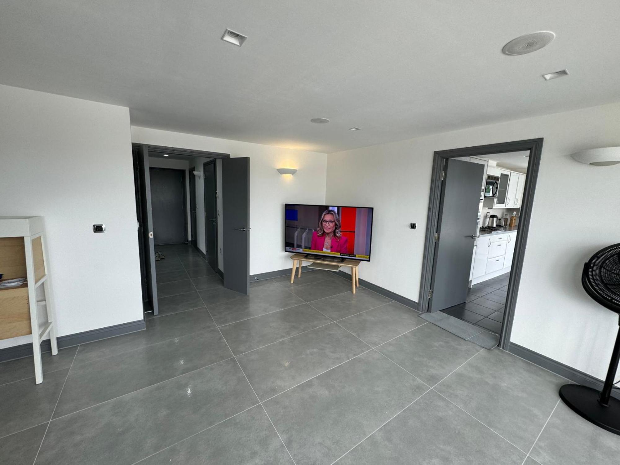 צ'למספורד Long Letting - Luxurious 3 Bedroom Penthouse In City Centre - Parking Included! מראה חיצוני תמונה